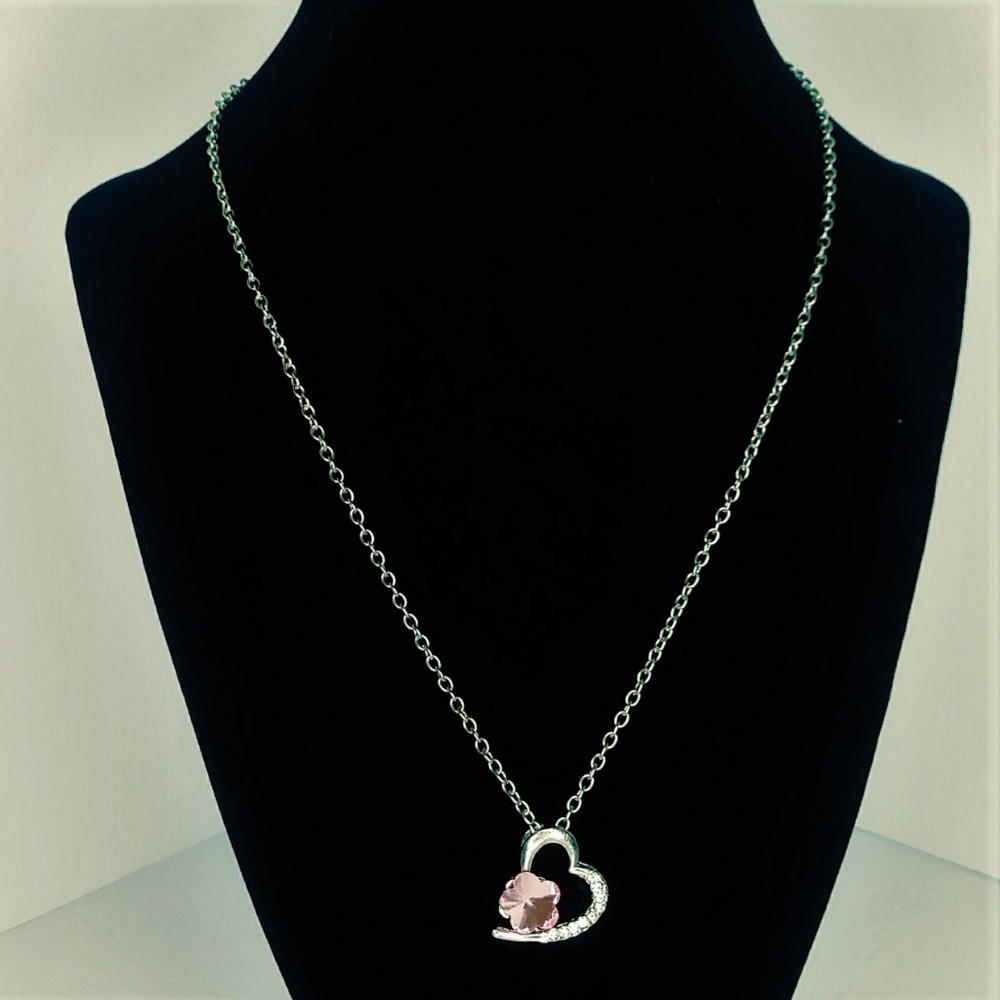 Dainty Heart Flower Necklace NWT- - Picture 2 of 2
